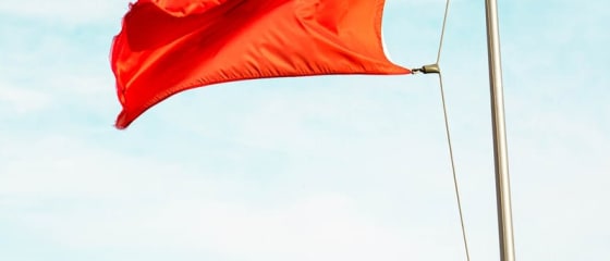 Steaguri roșii mari care indică escrocherii la cazinouri online